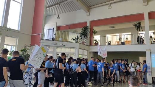 Detalj s oprotaja od maturanata
